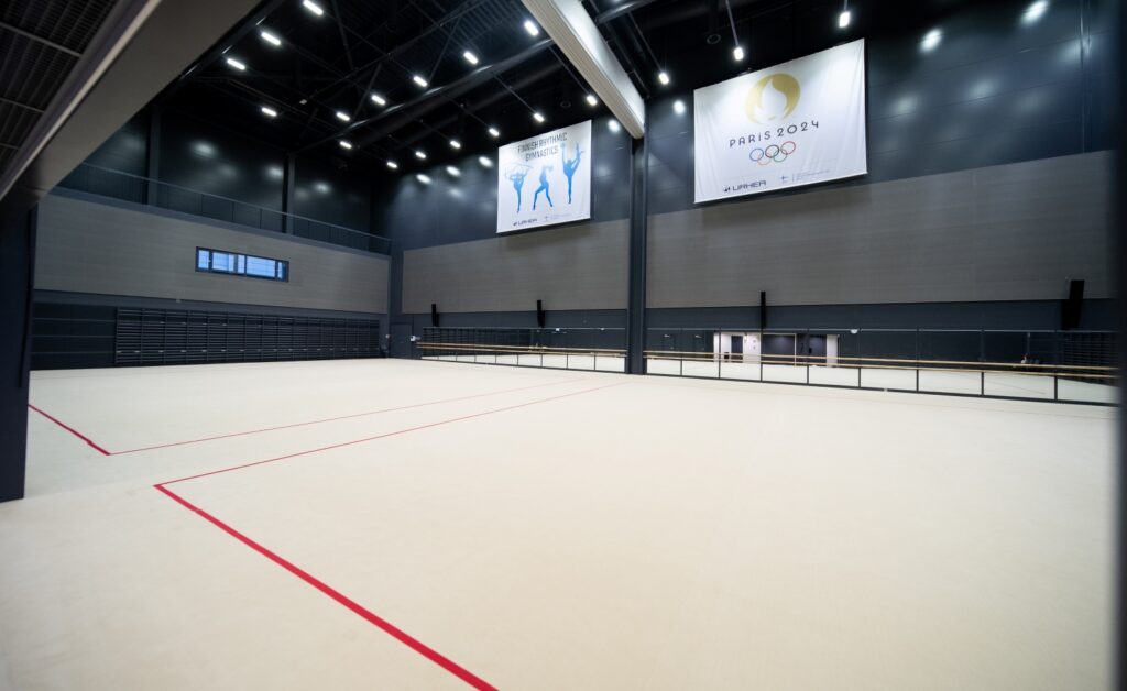 Tyhjä rytmisen voimistelun sali, kaksi kanveesia