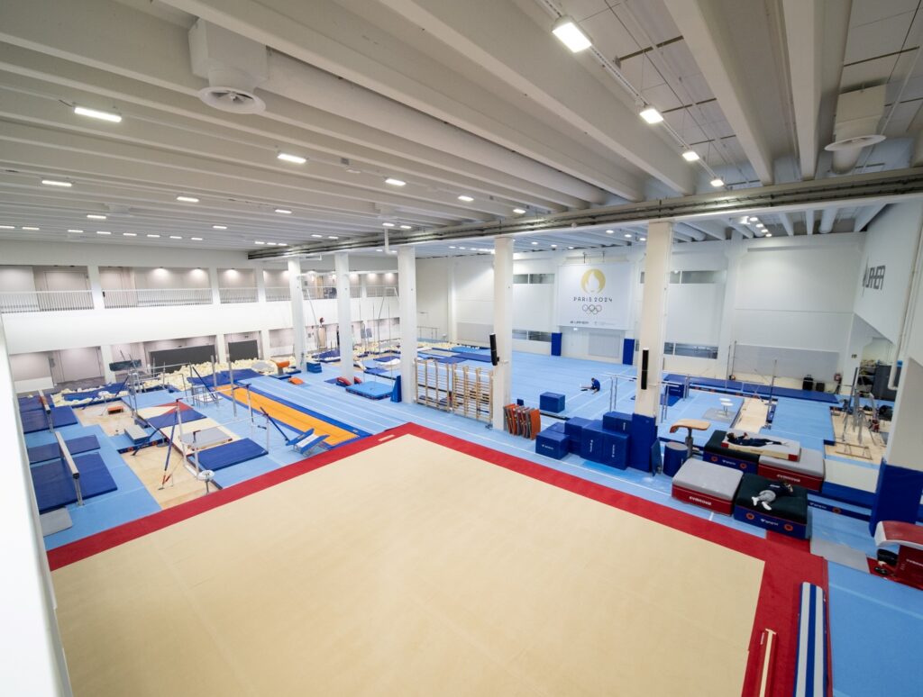 Telinevoimistelusali yläkulmasta kuvattuna