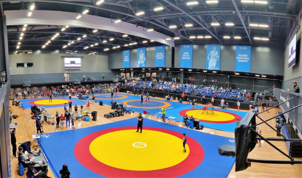 Painiturnaus Urhea-Areenalla, viisi molskia parketin päällä ja paljon ihmisiä eri puolilla hallia