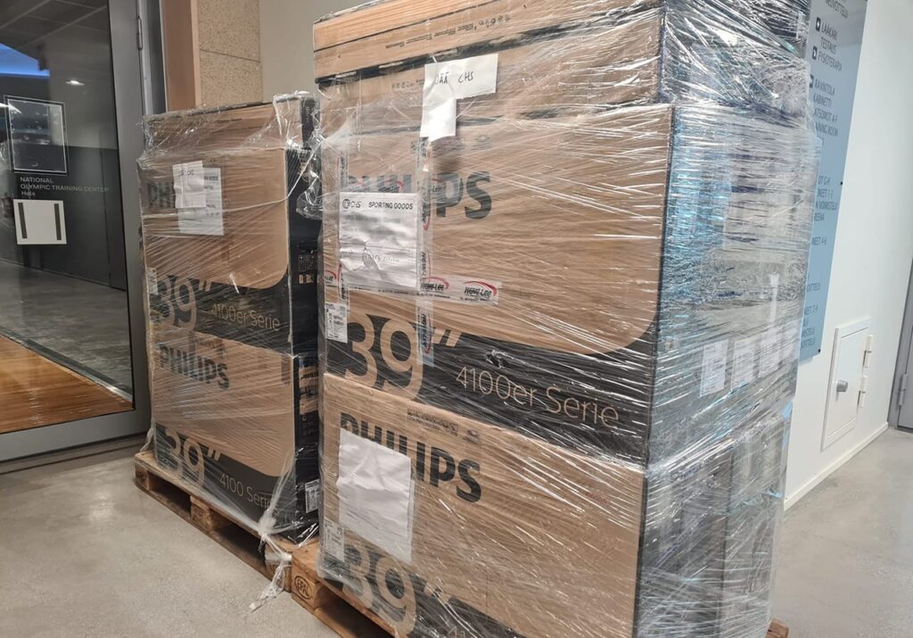 Televisiolaatikoita pinossa vierekkäin ja päällekäin käärittynä muoveihin